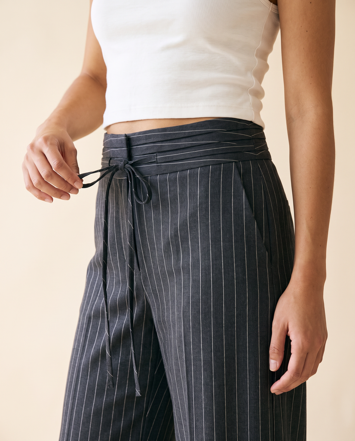 Women's High-Waisted Wide-Leg Pant in Charcoal - detail